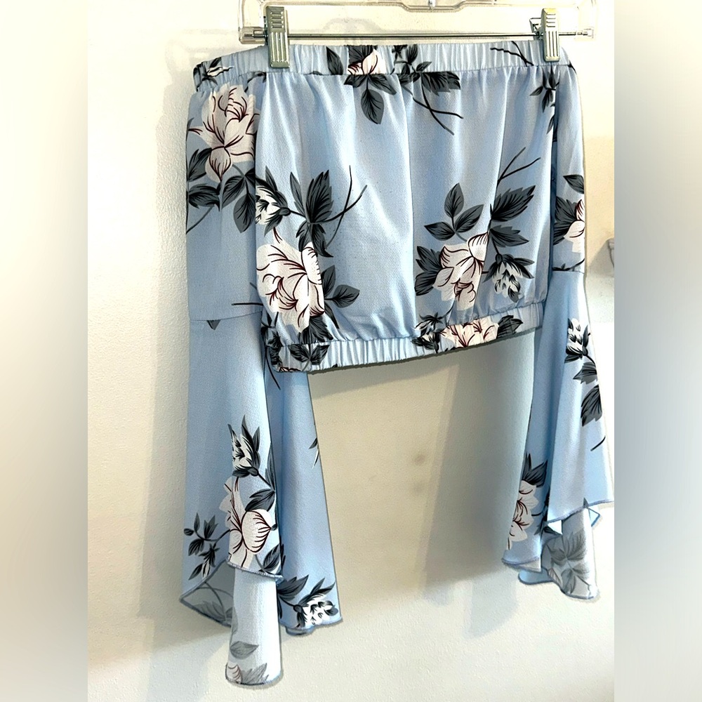 Cropped Light Blue Floral Blouse w/ Flowey Sleeves